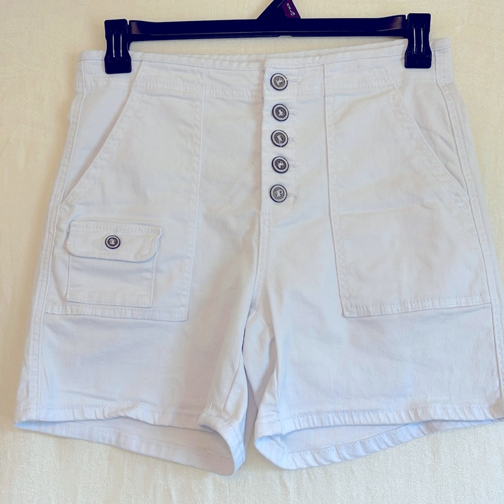 NNT IT’S white jean shorts sz 11, mid thigh, 5 pockets/never worn